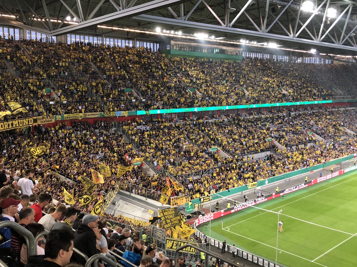 44bled's tweet photo. #KFCBVB #bvb #Dortmund #dusseldorf #DFBPokal #groundhopping #kfc https://t.co/LYNxnc3TcD