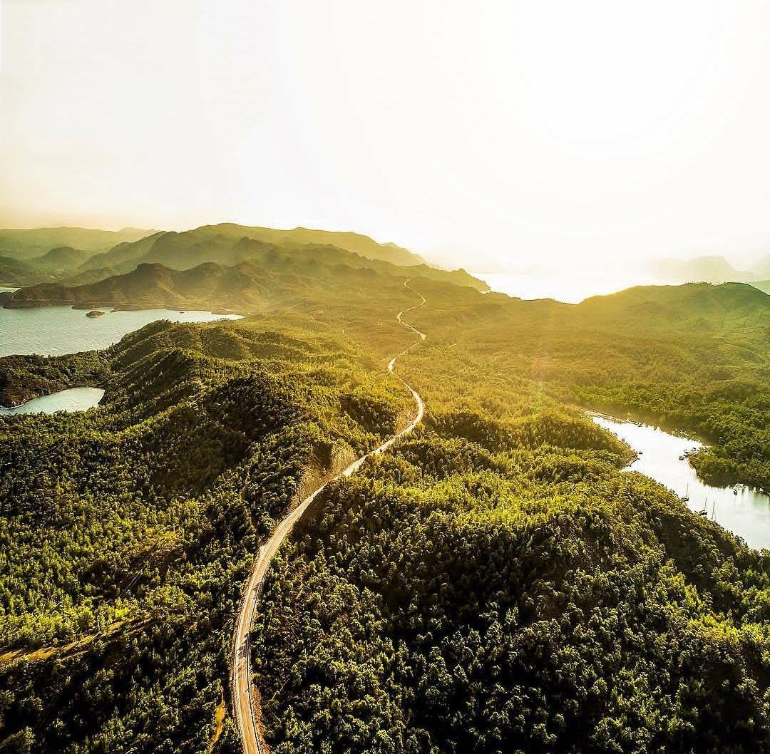 wapluss's tweet photo. 📍Balıkaşıran Geçidi, Muğla

Reşadiye (Datça) Yarımadası'nın en dar yeri olan geçit; 800 metre ile Ege ve Akdeniz sularının birbirinden ayrıldığı yerdir. 1.derece doğal sit alanı ilan edilen bölge, kamp için de uygun lokasyonlardandır.

📷: Tolga Adanalı https://t.co/fQhCWeHP3X
