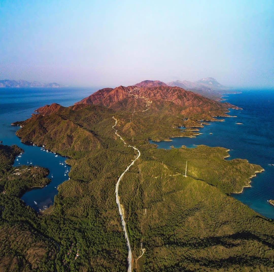 wapluss's tweet photo. 📍Balıkaşıran Geçidi, Muğla

Reşadiye (Datça) Yarımadası'nın en dar yeri olan geçit; 800 metre ile Ege ve Akdeniz sularının birbirinden ayrıldığı yerdir. 1.derece doğal sit alanı ilan edilen bölge, kamp için de uygun lokasyonlardandır.

📷: Tolga Adanalı https://t.co/fQhCWeHP3X
