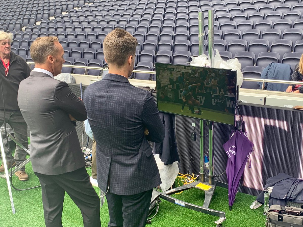 arlowhite's tweet image. #Rebecca, #Earle &amp;amp; ⁦@graemelesaux14⁩ with HT analysis, ⁦@LeeDixon2⁩ ⁦@kylemartino⁩ from pitch side at Tottenham.

Gosh, it’s good to be back 🙌🙌🙌