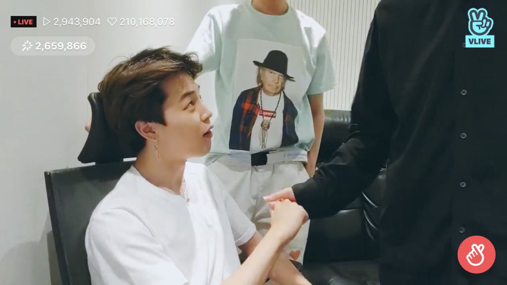 vminvocaI's tweet photo. hanDS https://t.co/0pUNvrpoQW