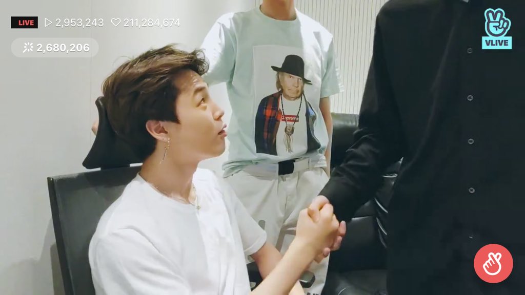 vminvocaI's tweet photo. hanDS https://t.co/0pUNvrpoQW