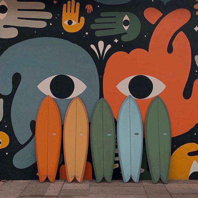 kindabreak's tweet photo. Quand l’univers de deux artistes locaux se rejoignent sur les murs d’Hossegor. Les peintures de @luckylefthand et les planches du shaper @fernandsurfboards 📷 @_bromann_ .
.
#hossegor #luckylefthand #fernandsurfboards #twinfish #twinfin #landes #lesla… https://t.co/OAdzUl0IkK https://t.co/yVbCtTZV9a