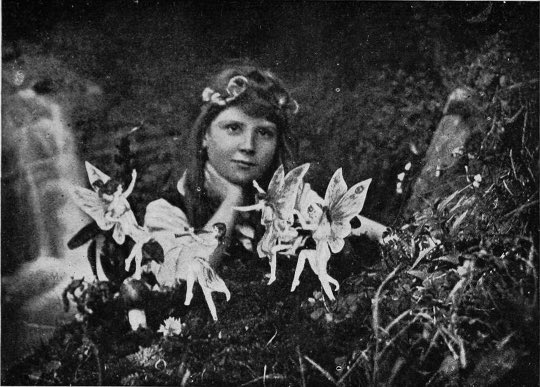 Fiz Faieznor On Twitter Pertengahan Tahun 1917 Frances Griffiths 9 Tahun Dan Ibunya Tinggal Dgn Sepupunya Elsie Wright 16 Tahun Di Cottingley Mereka Berdua Gemar Bermain Di Sungai Berdekatan Rumah Mereka
