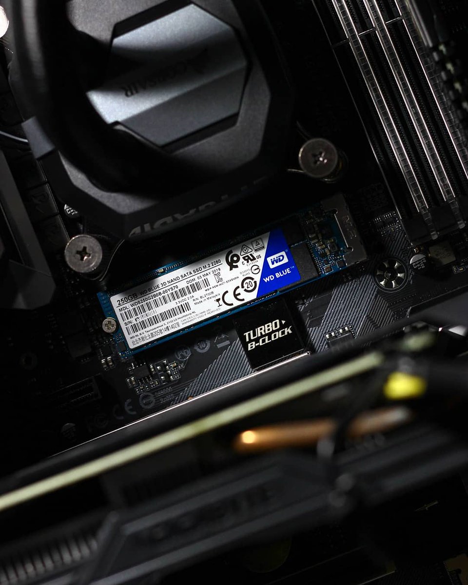 RebellionRider's tweet photo. After 1yr of building my high performance #EditingPC I finally shifted from mechanical HDD to #SSD. For my desktop I used WD Blue which is high performance with high voltage consumption. And for Laptop I used WD Green which is slightly low performance but voltage efficient. https://t.co/9gNlwlT1rY