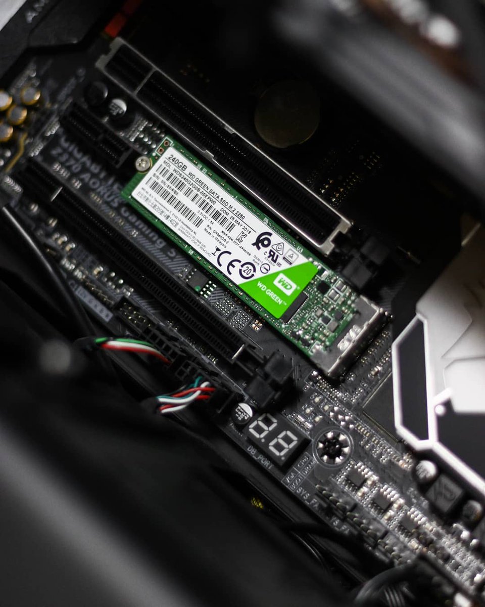 RebellionRider's tweet photo. After 1yr of building my high performance #EditingPC I finally shifted from mechanical HDD to #SSD. For my desktop I used WD Blue which is high performance with high voltage consumption. And for Laptop I used WD Green which is slightly low performance but voltage efficient. https://t.co/9gNlwlT1rY