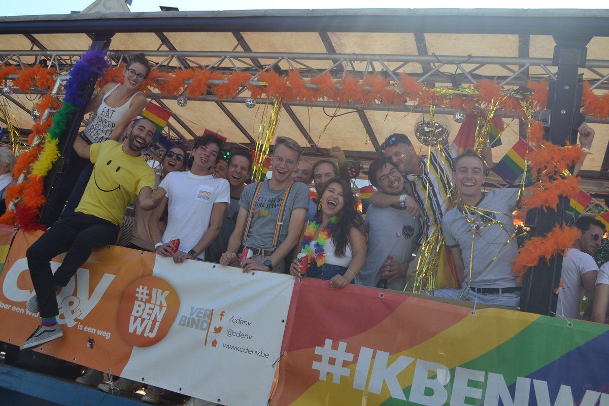 Enkel maar regenboogkleuren in de Antwerpse straten vandaag. Omdat iedereen zichzelf moet kunnen zijn. Voor minder gaan we niet! Happy Pride!🧡 #AntwerpPride
