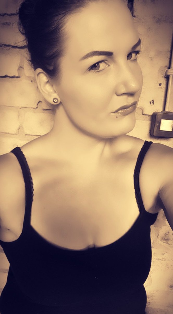 Ich genieße das Wochenende und du hängst mal wieder sabbernd vorm Bildschirm während du immer wieder an mich zahlen darfst! #Zahlfotze #Zahlschwein #paypig #tribut #findom #payslave #moneydom #Geldherrin #moneymistress #cashslave #moneyslave