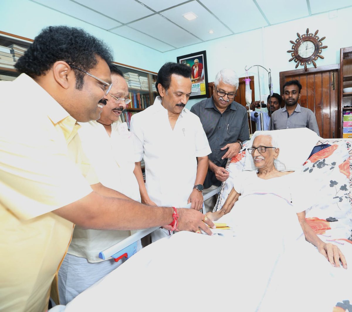 DMKVellore_'s tweet photo. கழக தலைவர் திரு.@mkstalin அவர்களுடன் பொது செயலாளர் பேராசிரியர் அவர்களை வேலூர் மக்களவை தொகுதியில் வெற்றி பெற்ற @dmkathiranand சந்தித்து வாழ்த்து பெற்றார். @DuraimuruganDmk, @officeofjagath, @R_Gandhi_MLA, @VelloreDmk, @PKSekarbabu, B.ரங்கநாதன் MLA இருந்தனர்.
#VelloreLSElection https://t.co/BJhcz0fbOR