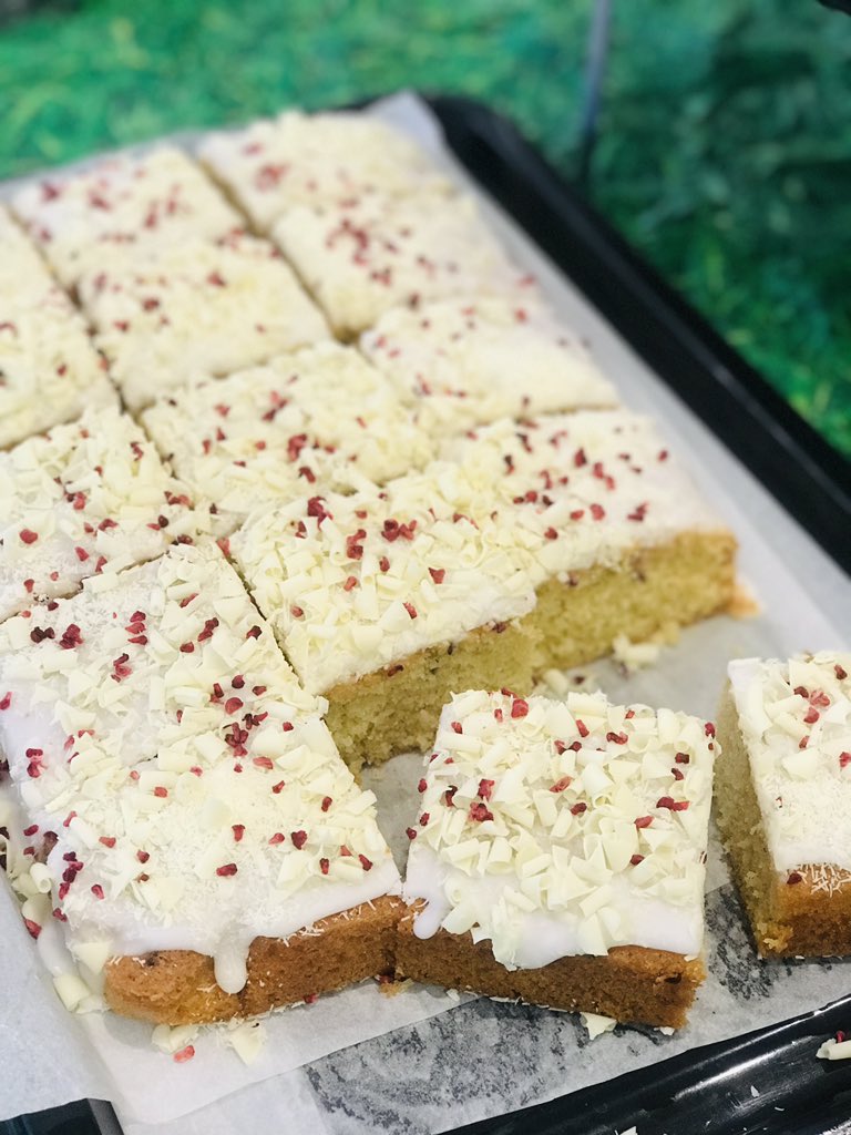 BanwaitRosy's tweet photo. All set up and ready to sell sell sell - freshly made cupcakes and tray-bakes 😍#summerfayrebaking #cupcakes #traybakes #brownies #homebaker #cakemenu https://t.co/vI0eguTFaL