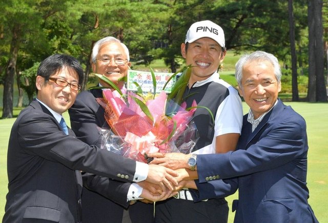kobeshinbun's tweet photo. 全英女子Ｖ渋野のコーチ青木氏　拠点・西脇に凱旋：https://t.co/912HHECxzZ　#神戸新聞　#渋野日向子　#ゴルフ女子　#全英女子オープン　#西脇市 https://t.co/MDX9YEOqZ3