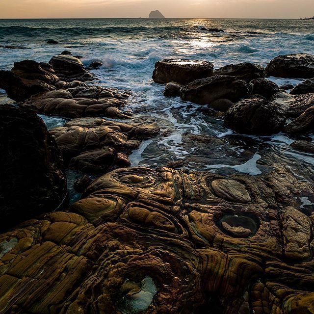 erickyin's tweet photo. Reflection of sunrise on the rocks
#coast #rock
#landscape
#sunrise
#lightandshadow #reflection
#sunlight #sunny
#sea #seascape
#rocks #rockyshore
#theImaged #natgeo
#Taiwan_dream #natgeotaiwan
#shotdelight #instagood
#availablelightonly #gf_nat… https://t.co/dGwLQRk6CT https://t.co/XwOKBbeY7k