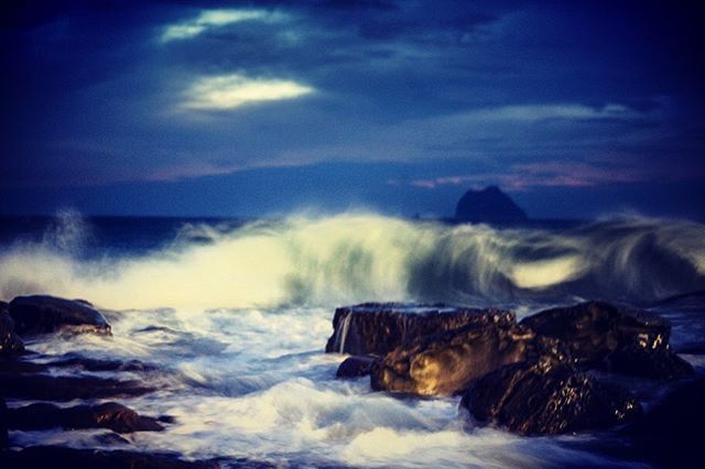 erickyin's tweet photo. Slow shutter view of waves
#coast #rock
#landscape #rocky
#wave #waves
#lightandshadow #seawaves
#dawn #slowshutter
#sea #seascape
#rocks #slowshutterspeed
#theImaged #natgeo
#Taiwan_dream #natgeotaiwan
#shotdelight #instamood
#availablelightonly… https://t.co/QPPRWNyRMW https://t.co/8qPeaHr5rv