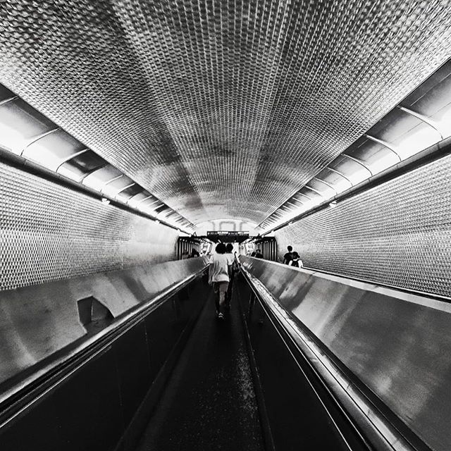 Paris metro .
#paris #france #metro #travel #escalator  #blackandwhite #streetphotography #streetart #lifethroughalens #movement #instablackandwhite #blackandwhite_art #bandw #people ift.tt/2yRm2gc