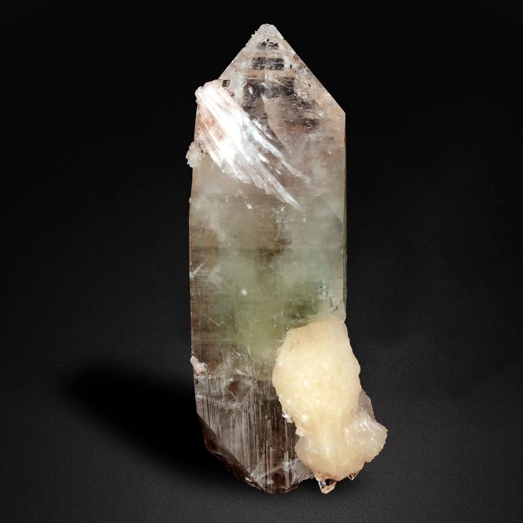 MineralSuperb's tweet photo. Green Apophyllite Sharp Pointed with Scolecite Spray And Stilbite To Bottom 

Green Apophyllite helps one connect to nature’s spirits ,devas , with animal communication. 

Scolecite is one of the high vibration crystals.

#Gargotimuseum #crystals #crystalhealing #APOPHYLLITE https://t.co/ti1pT98bk5