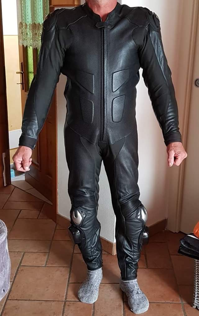 Grafopress_'s tweet photo. TUTA PERSONALIZZATA E TAGLIA STANDARD #pista #tute #suit #leather #grafica #design #personalizzazioni #moto #racing #motorcycle #GrafopressGraphics https://t.co/LDABSp32nx