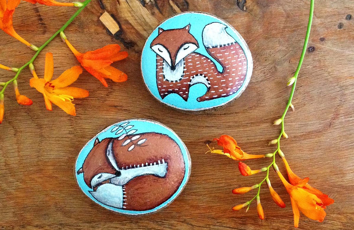 elbricrafts's tweet photo. Morning #UKGiftHour #UKGiftAM I think these cute foxes are my favourite pebble paperweights I've painted so far. They make lovely ornaments, paperweights, gifts or just to collect. Gift boxed with free P&amp;P #foxes #paintedpebbles #paperweights #nature #fox https://t.co/PcrJEY46oX https://t.co/3HnzbUYZBL