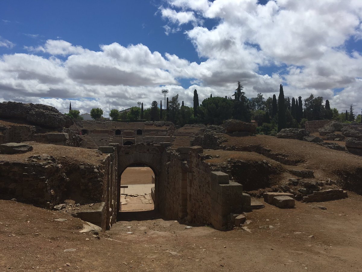 JudithSosa2000's tweet photo. Anfiteatro y teatro romano de Mérida. Los combates en pareja o en grupo, solían realizarse por la tarde. Era habitual que un árbitro y su ayudante, hicieran cumplir las reglas de la lucha incluso con una vara si fuera necesario. La música era otro elemento fundamental. https://t.co/8oZ2SdSL1F