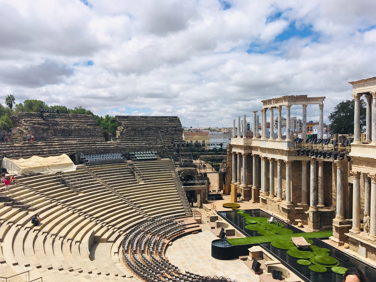 JudithSosa2000's tweet photo. Anfiteatro y teatro romano de Mérida. Los combates en pareja o en grupo, solían realizarse por la tarde. Era habitual que un árbitro y su ayudante, hicieran cumplir las reglas de la lucha incluso con una vara si fuera necesario. La música era otro elemento fundamental. https://t.co/8oZ2SdSL1F