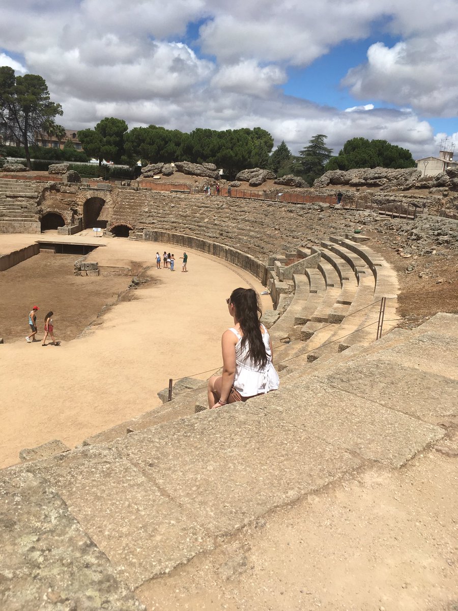 JudithSosa2000's tweet photo. Anfiteatro y teatro romano de Mérida. Los combates en pareja o en grupo, solían realizarse por la tarde. Era habitual que un árbitro y su ayudante, hicieran cumplir las reglas de la lucha incluso con una vara si fuera necesario. La música era otro elemento fundamental. https://t.co/8oZ2SdSL1F