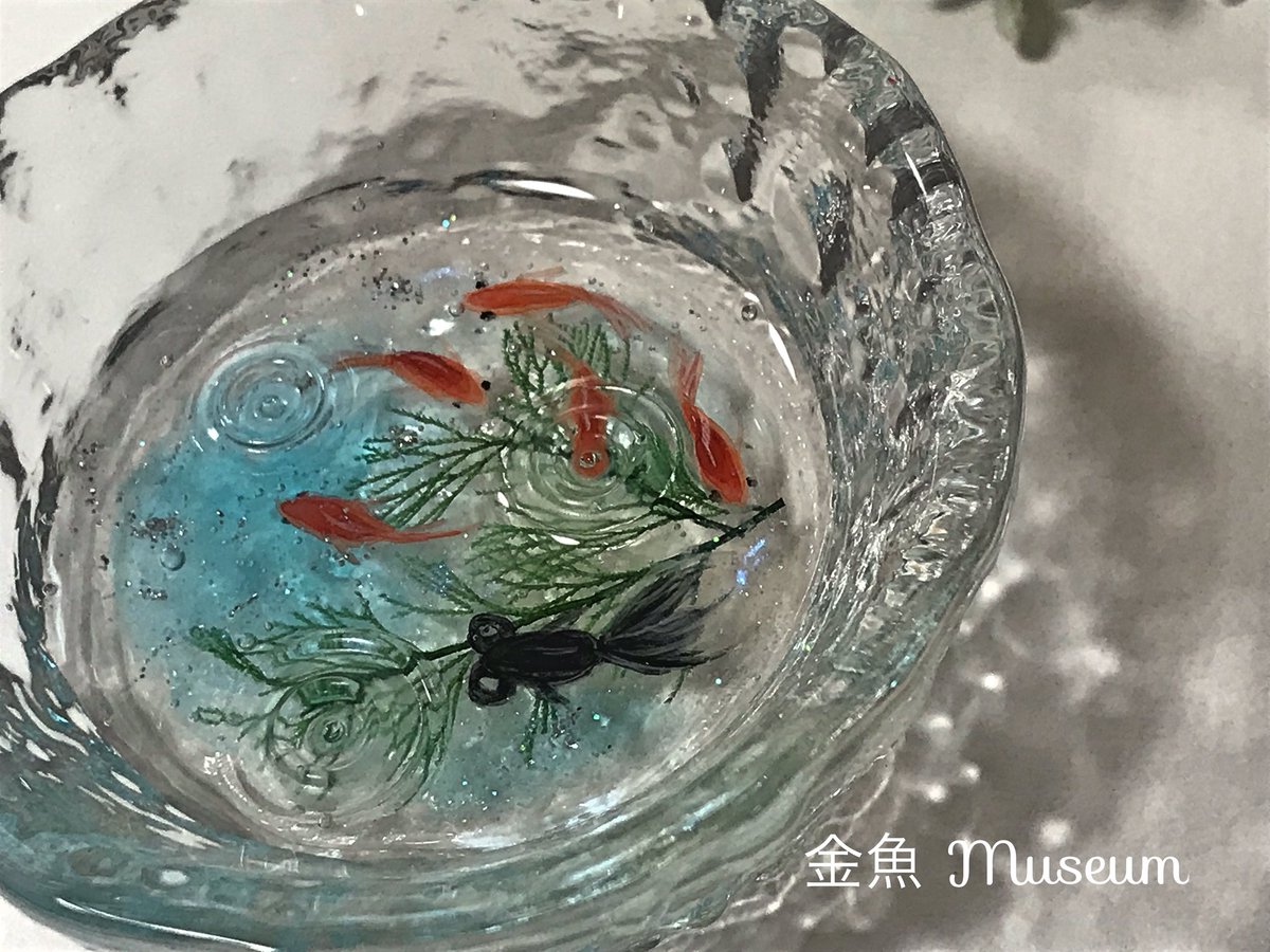 金魚museum ペンぎょ展6 25 暑いのでまた涼しいシリーズです 小さいガラス皿に金魚すくいのイメージで小赤ちゃんと 出目金ちゃんを描きました ハンドメイド好きさんと繋がりたい 金魚 アクアリウム 手描き