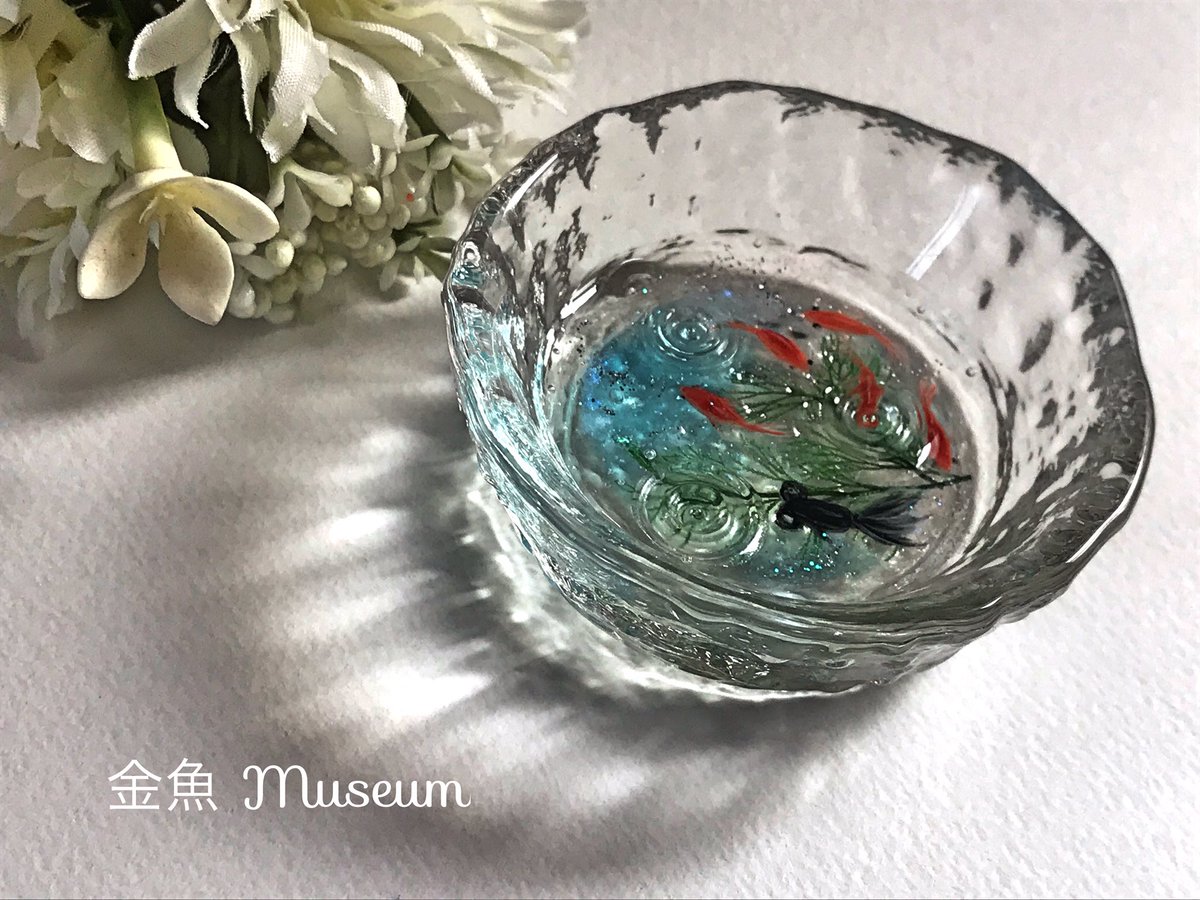 金魚museum ペンぎょ展6 25 暑いのでまた涼しいシリーズです 小さいガラス皿に金魚すくいのイメージで小赤ちゃんと 出目金ちゃんを描きました ハンドメイド好きさんと繋がりたい 金魚 アクアリウム 手描き