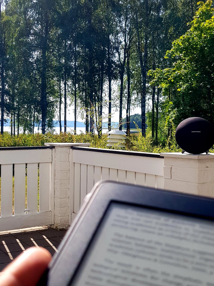 AriHirvonen's tweet photo. Vielä on kesää jäljellä! 
Hyvää #lukemista, #aurinkohellii ja #musasoi, mikäs tässä on ollessa https://t.co/CdPEWNiTD5