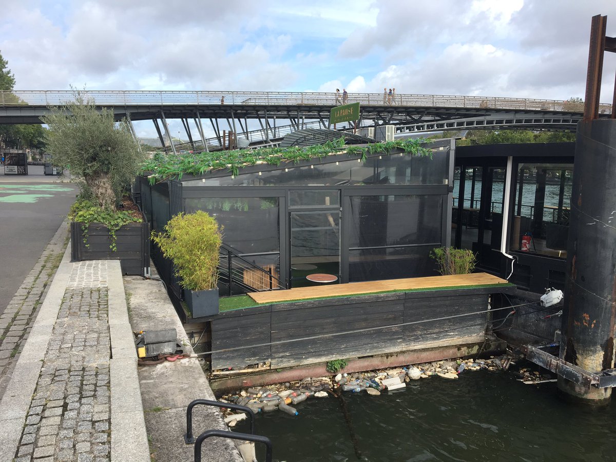 #Paris, 10 août : 3/4 des déchets visibles dans la Seine sont des bouteilles en plastique : <a href="/cocacolafr/">Coca-Cola France</a> <a href="/Vittel_FR/">Vittel France</a> <a href="/evianFrance/">evian France</a>...
<a href="/Anne_Hidalgo/">Anne Hidalgo</a> @Min_Ecologie et <a href="/gouvernementFR/">Gouvernement</a> : il faut taxer d’avantage ce qui pollue. #environnement #pollution