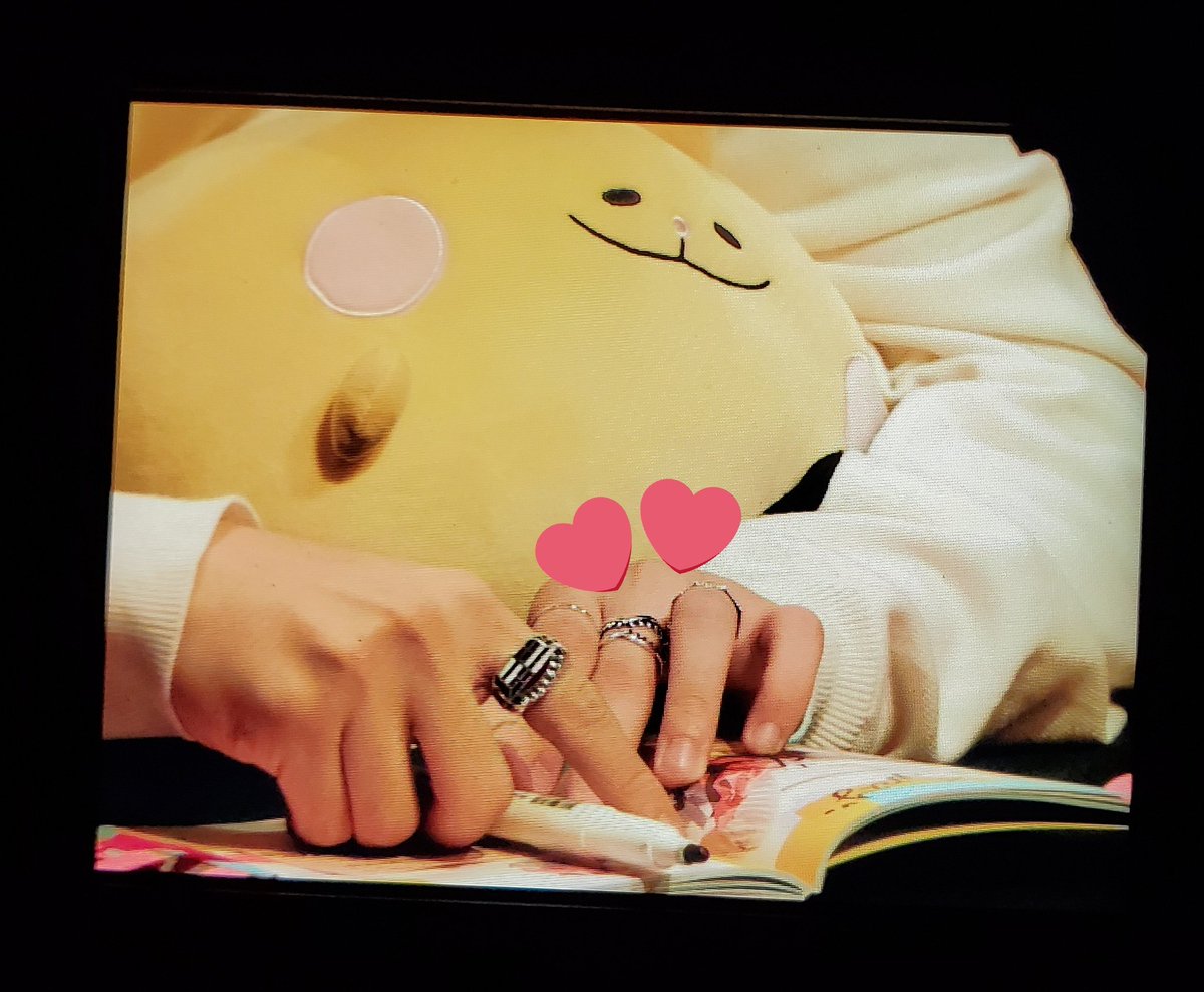 I gave San my ring and he wore it for the entire rest of the fansign. He never took it off (I never got it back btw)  #ATEEZ  #ATEEZGLOBALFANSIGN  #ATEEZinMELBOURNE  #에이티즈  #산  #최산