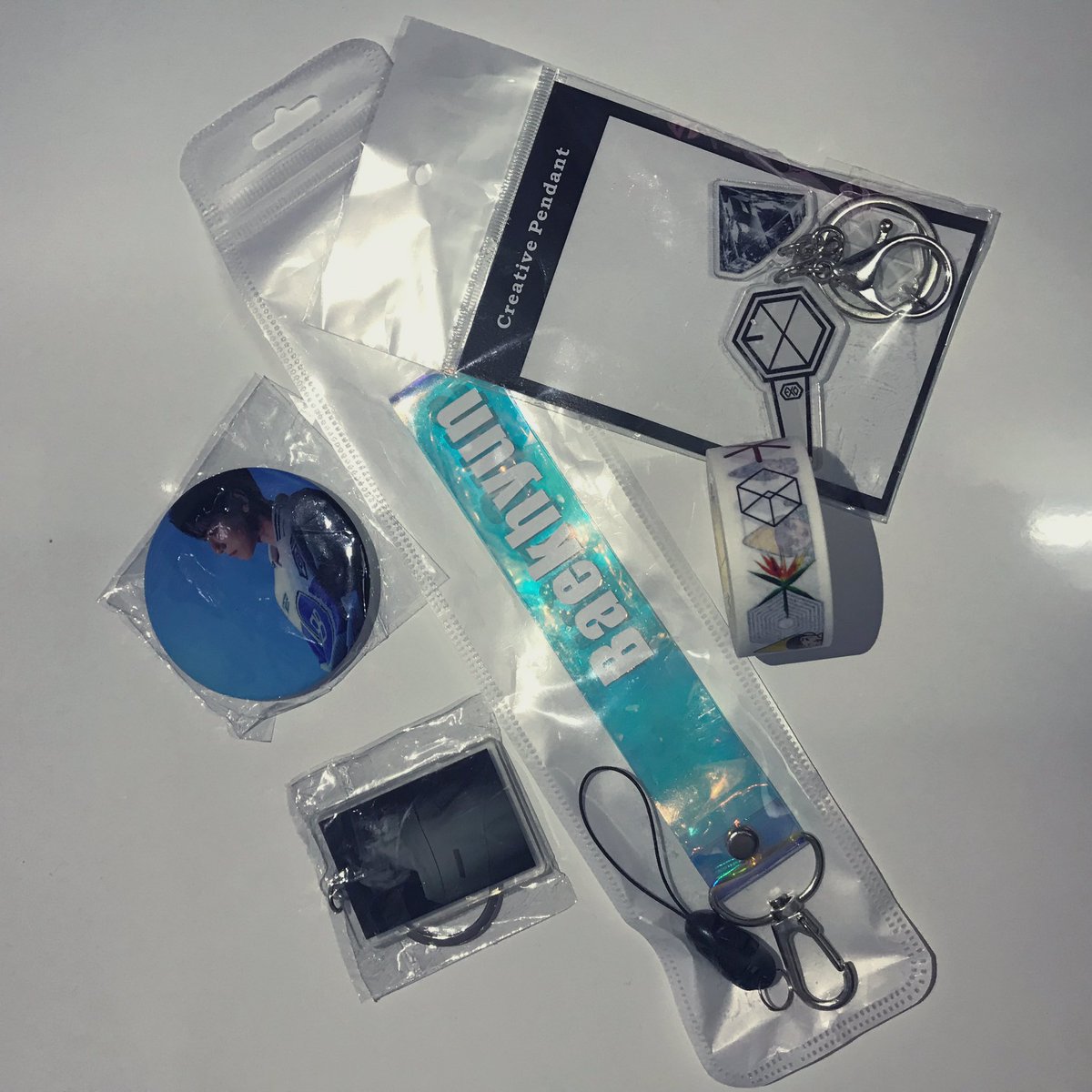 theloeyeolie614's tweet photo. Hello~~ Thank you so much @TheOasisPalace &amp; @yeolli0624 for helping me buy these! Love it!! ♥️♥️♥️♥️ I got sehun pc for both what a life and EXO fanlight 😂😂 thanksss for the freebies too!!! https://t.co/Ame6NhttBr