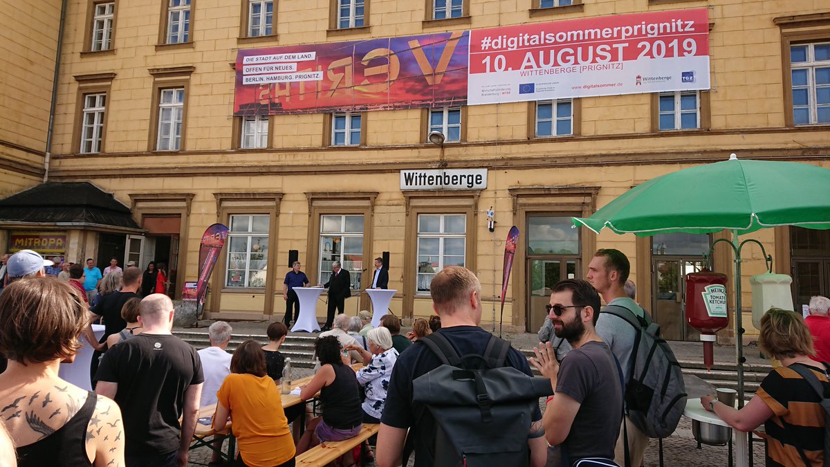 Offizielle Begrüßung des #digitalsommerprignitz durch Bürgermeister Dr. Hermann, Minister <a href="/joergstb/">Jörg Steinbach @joergstb.bsky.social</a> und unseren Geschäftsführer Dr. Kammradt am Bahnhof Wittenberge. Wir heißen alle Interessierten herzlich Willkommen!