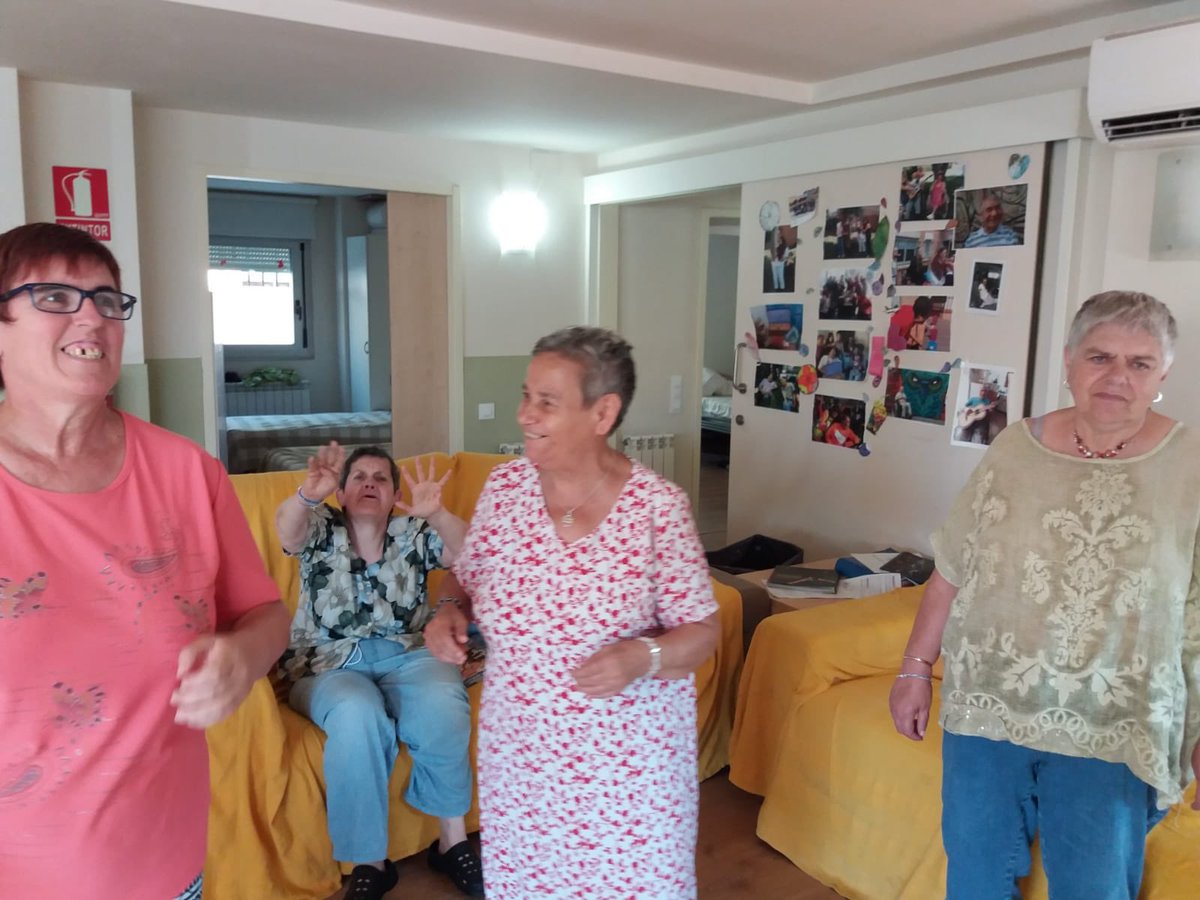 prodisterrassa's tweet photo. 🕺🏽Qualsevol excusa és bona per ballar! A Can Tusell la Raquel ha vingut i ens ha fet unes classes de Zumba molt divertides. Demà segur que tenim agulletes! #JuntsSomCapaços #EstiuProdis https://t.co/onEaq1C2fl
