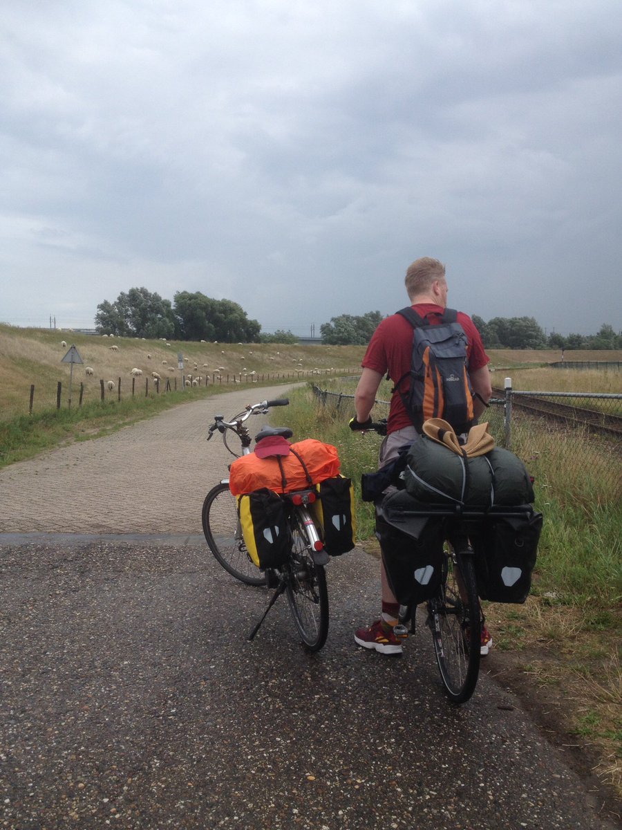 RakkertRooie's tweet photo. We doen het gewoon... #windkracht #storm #fietsvakantie #weerofgeenweer #windtegen #tiengemeten https://t.co/8Z0tarGHqu