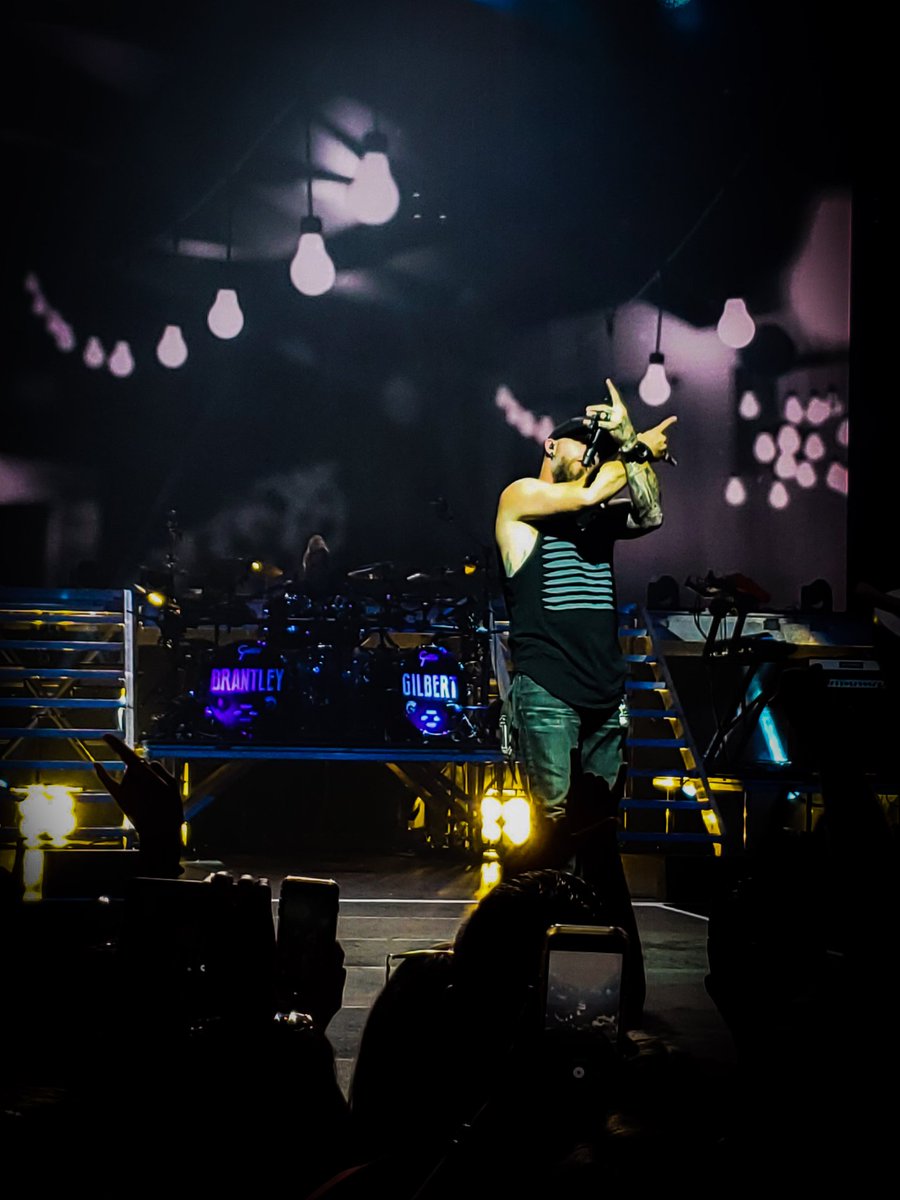 ericareynolds86's tweet photo. @brantleygilbert put on a hell of a show....like always. @ChoctawCasinos #durant #oklahoma #brantleygilbert #onehellofanamen #rowdy #rowdycrowd #theonesthatlikeme #readmemyrights https://t.co/1FhXMxHNvk