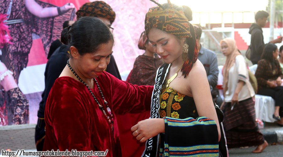 SetdaEnde's tweet photo. WAKIL BUPATI ENDE Drs. H. DJAFAR H. ACHMAD,MM MEMBUKA LOMBA FLORES ETHNIC FASHION DI LAPANGAN PANCASILA KAMIS,08 AGUSTUS 2019 https://t.co/lcxEuhB44t