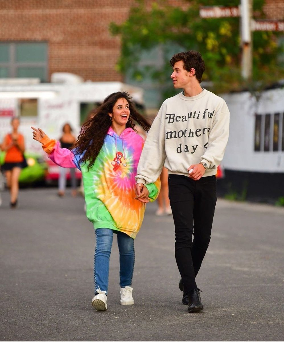 rorysfolklore's tweet image. BOZE SHAWN I CAMILKA W ZA DUZYCH BLUZACH TO COS CO POTRZEBOWALAM DZIS ZOBACZYĆ, ONI WYGLĄDAJĄ TU TAK SŁODKO I CANT SHHDJDJE