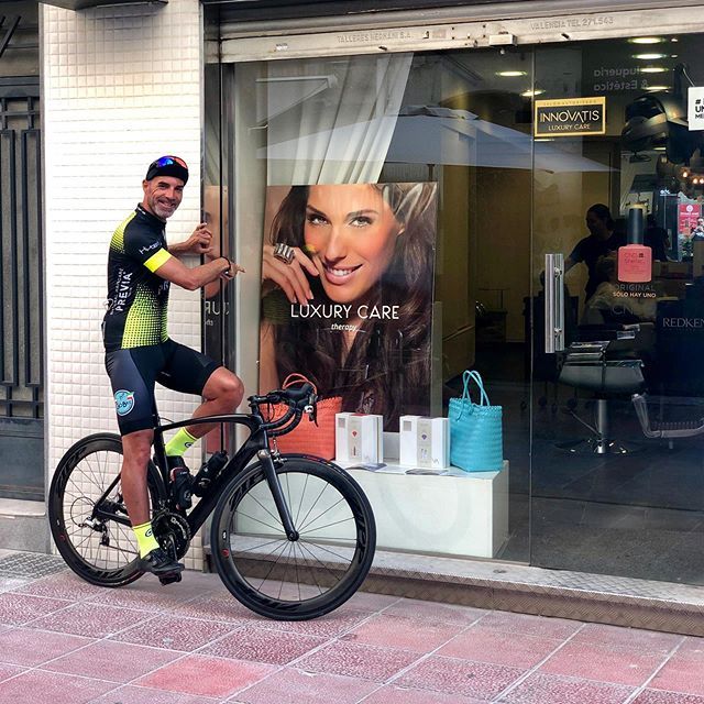 hector_llorens's tweet photo. ~ Cuando veas un escaparate tan espectacular no dudes en parar, @rgpeluqueros @innovatis_ 🤘🏻🔝 ~
#cycling #innovatis https://t.co/I2wtzBC70G
