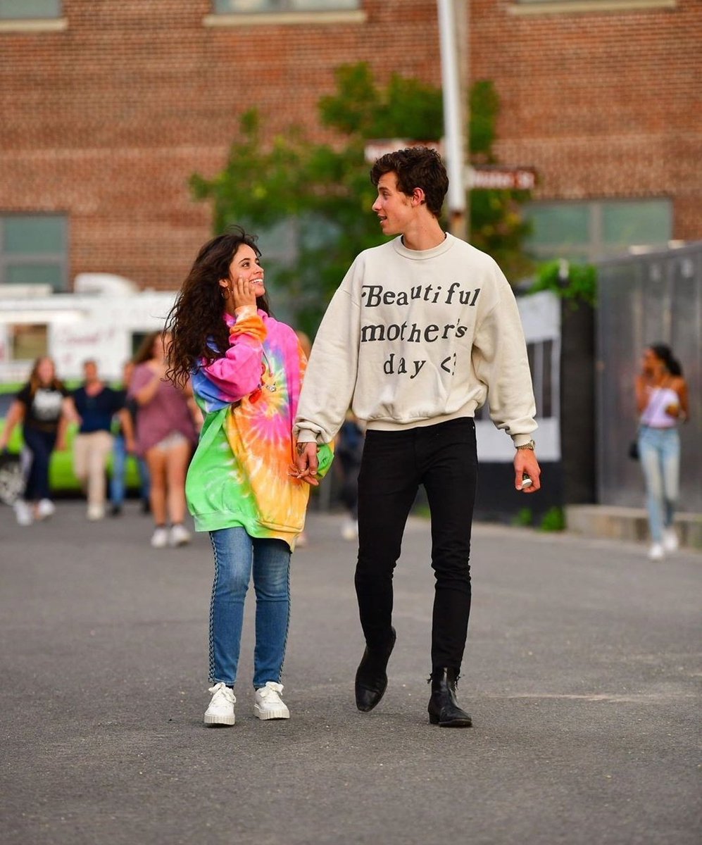 rorysfolklore's tweet image. BOZE SHAWN I CAMILKA W ZA DUZYCH BLUZACH TO COS CO POTRZEBOWALAM DZIS ZOBACZYĆ, ONI WYGLĄDAJĄ TU TAK SŁODKO I CANT SHHDJDJE