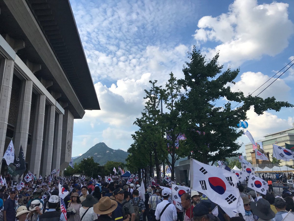 namhoon's tweet photo. 광화문 태극기 집회. 어떤 이야기를 하는지 들어봤다. “나는 친일하겠다. 그래서 애국하겠다. 이런 보수는 왜 없습니까”라고 연사가 외쳤다. 반문을 하다가 친일까지 가신 분들. 애처롭기까지하다. https://t.co/ah2sIYNqDa