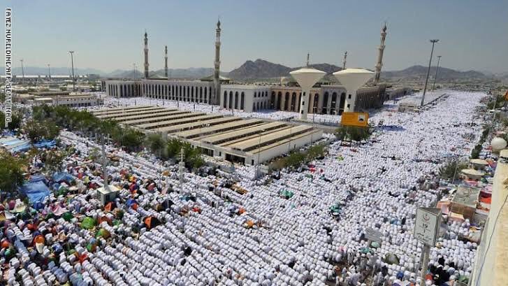 mimxvr's tweet photo. It always fascinates me how ISLAM &amp; HAJJ brings all the muslims together. How people belonging from different countries, cultures, races etc are gathered in the same place in the same dress in front of Allah.
The true &amp; literal meanings of UNITY, FAITH &amp; DISCIPLINE!

#HajjMubarak https://t.co/qRfJZ88UQF