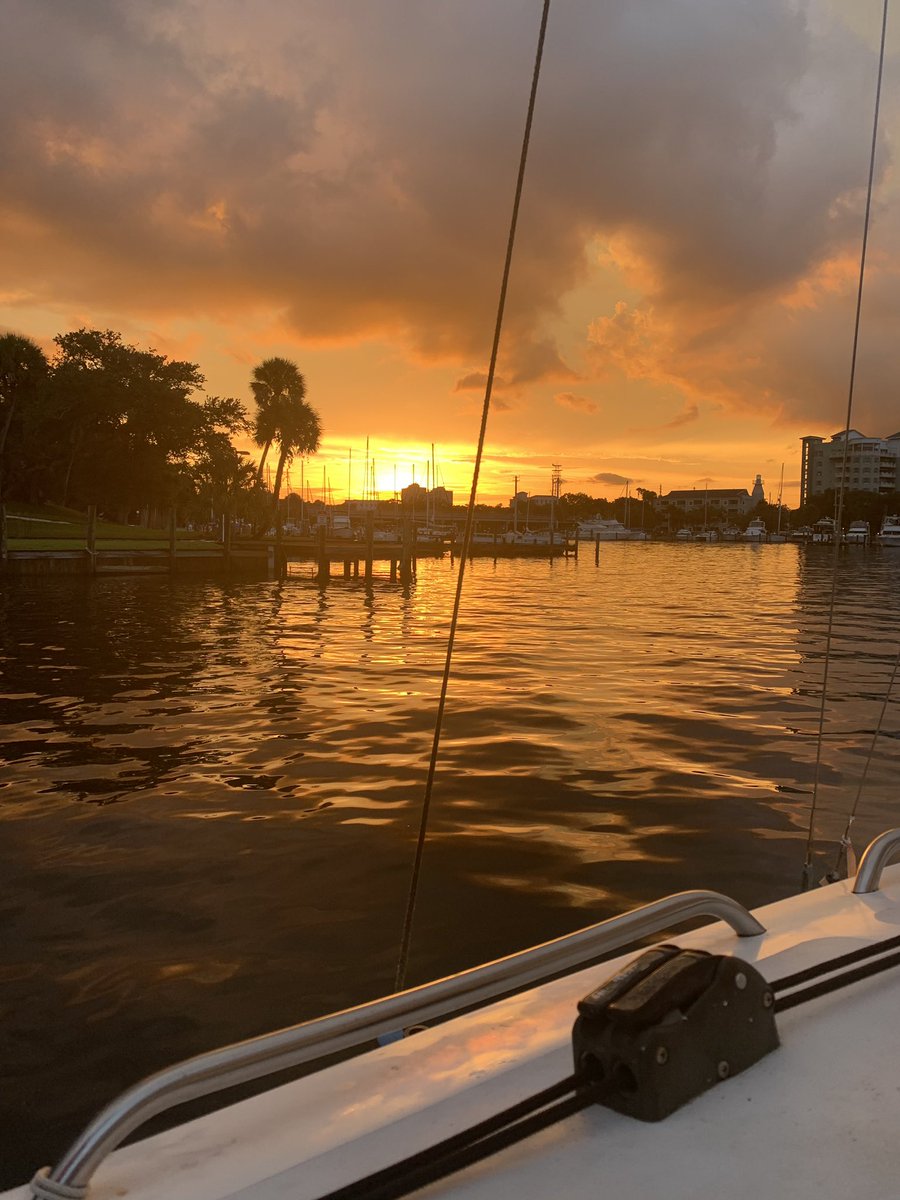 sonya_inman's tweet photo. Friday Night Rum Race:)

#melbourneyachtclub
#rumrace
#sailing
#sellingsailingchics
#sonyainmansold https://t.co/7tI8PV9JGj
