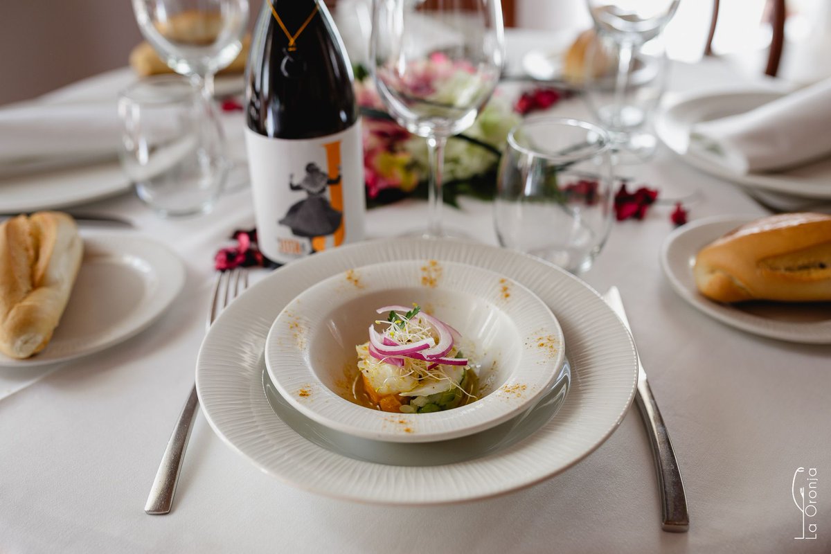 OronjaLa's tweet photo. Nueva #Gastrotapa. Esta semana una #ensalada de #bacalao con #naranja aliñada con una #vinagreta al #curry, sabores reconocibles bien conjugados. Para maridar, un #verdejo fermentado 5 meses en barrica "La Jota de Tõ", un #blanco de #Toro diferente y sugerente. 😉👌 https://t.co/Ep2k0vhXtl