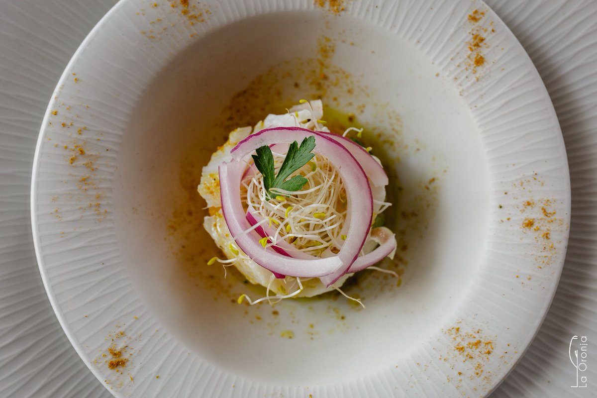 OronjaLa's tweet photo. Nueva #Gastrotapa. Esta semana una #ensalada de #bacalao con #naranja aliñada con una #vinagreta al #curry, sabores reconocibles bien conjugados. Para maridar, un #verdejo fermentado 5 meses en barrica "La Jota de Tõ", un #blanco de #Toro diferente y sugerente. 😉👌 https://t.co/Ep2k0vhXtl