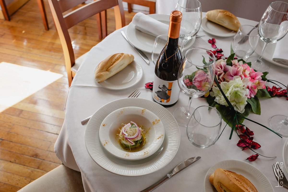 OronjaLa's tweet photo. Nueva #Gastrotapa. Esta semana una #ensalada de #bacalao con #naranja aliñada con una #vinagreta al #curry, sabores reconocibles bien conjugados. Para maridar, un #verdejo fermentado 5 meses en barrica "La Jota de Tõ", un #blanco de #Toro diferente y sugerente. 😉👌 https://t.co/Ep2k0vhXtl