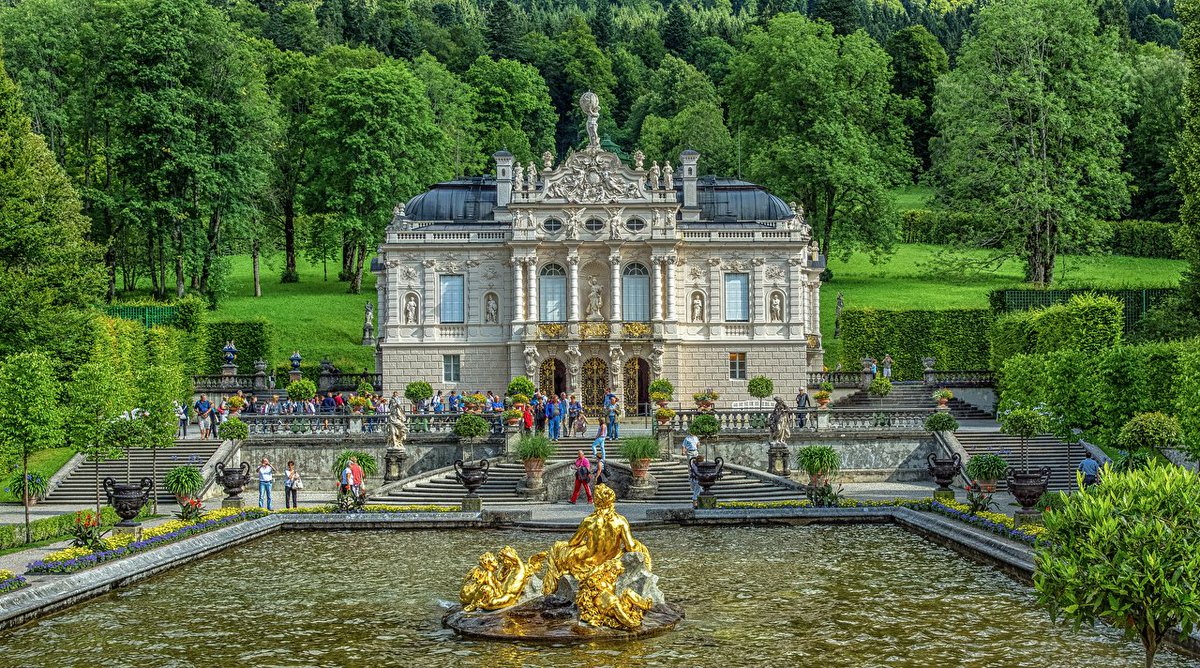 Happy Saturday everyone 😃 I wish you all a wonderful and relaxing weekend ☺🏰🌳🌊🍷🎶 #LinderhofPalace #Ettal #Bavaria #Germany #Europe #palace #park