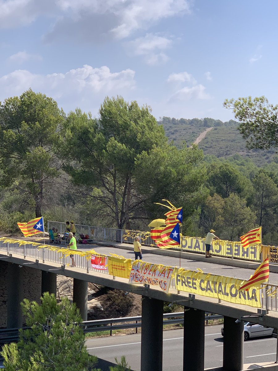 CDRspisp's tweet photo. Ja hi tornem a ser! 🎗✊🏻#llibertatpresospolítics #Absolució ✊🏻prepara’t... quan surtin les sentències TOTHOM AL CARRER!!! https://t.co/W7Rt4dBag7