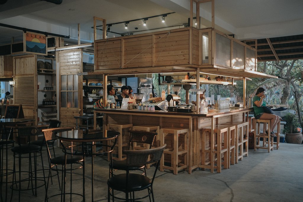 Clean Beach Coffee: Surfer and writer Camille Pilar heads up beachside cafe raising awareness of the environment lifeandsoulmagazine.com/2019/08/10/cle…