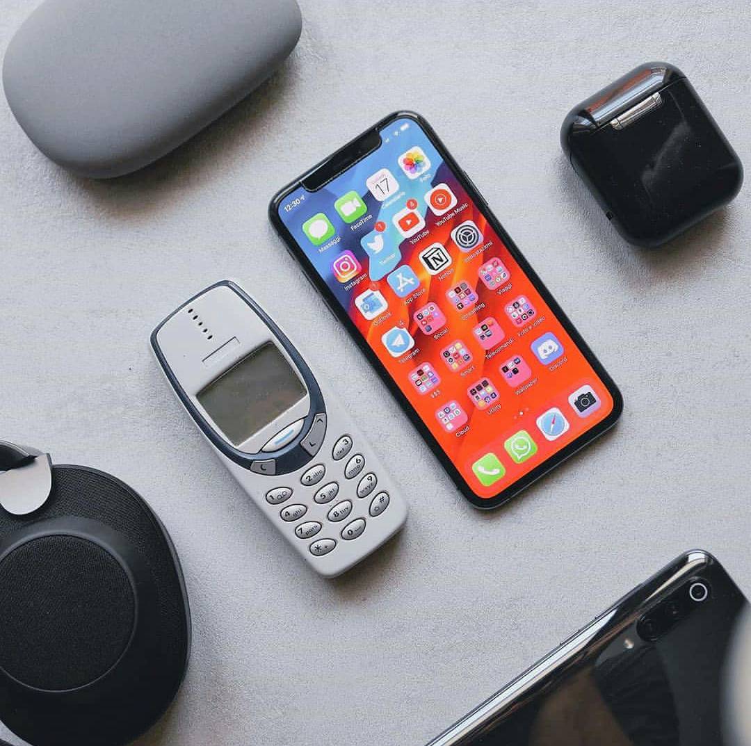 bemovil's tweet photo. 19 años han pasado entre estos dos teléfonos 😱😱😱

En estos años hemos pasado de los SMS a Whatsapp y Telegram, del Snake a Fornite, de crear manualmente los tonos de llamada a Spotify o del los teclados con botones por teclados táctiles. https://t.co/YnG9iDceJP