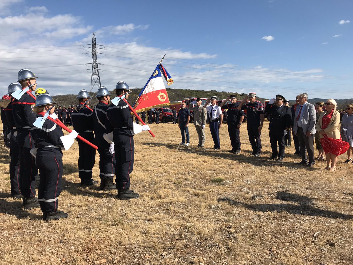 PompiersHerault's tweet photo. 🇫🇷[#Souvenir] Sur le plateau au dessus de #Gabian les #SapeursPompiers @SDIS34 se souviennent de la terrible date du 10 août 2016 en hommage au #Caporal Jérémy Beier Mort au feu et à ses 3 camarades blessés #DevoirDeMémoire https://t.co/c67OooCBeV