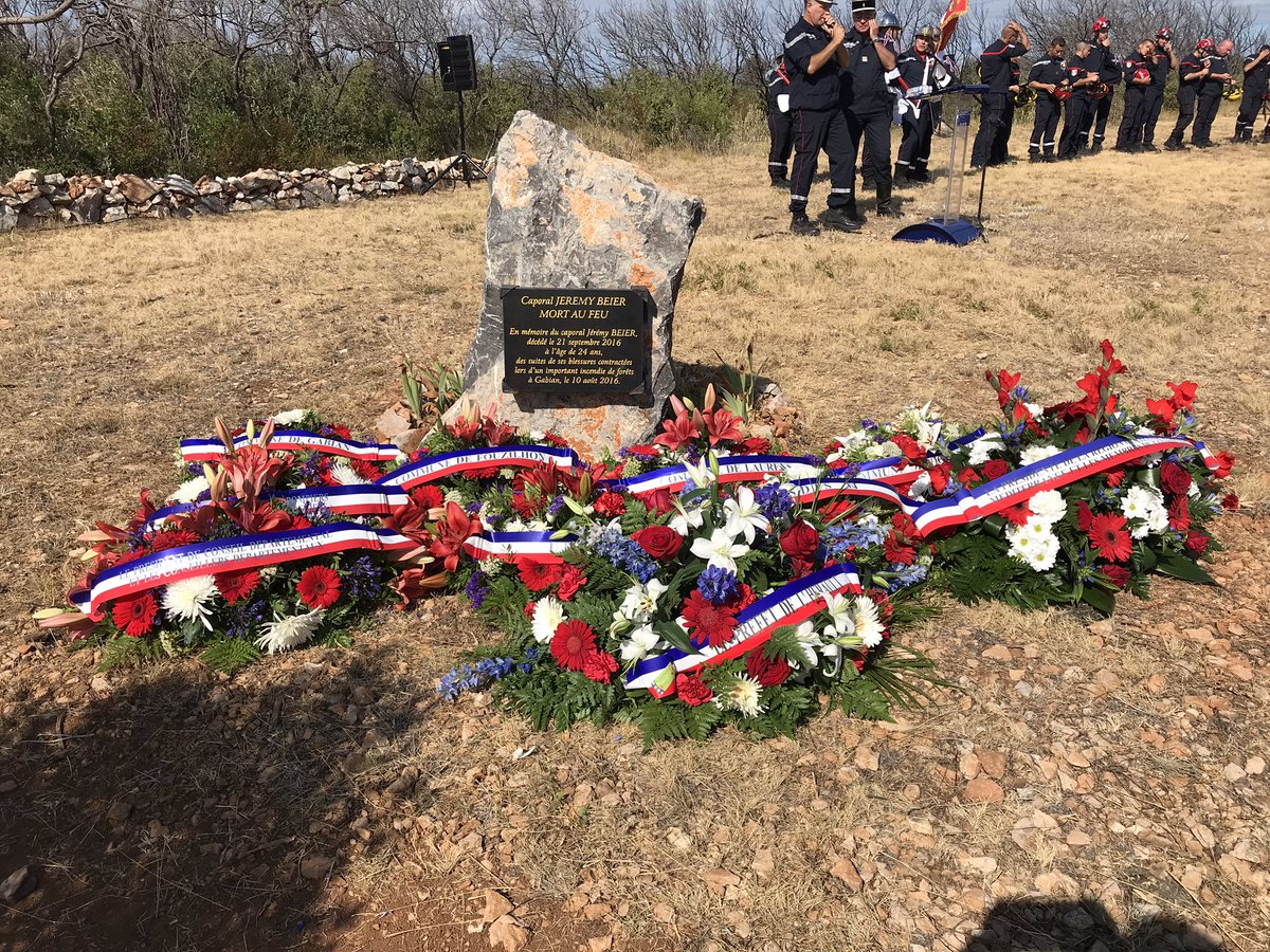 PompiersHerault's tweet photo. 🇫🇷[#Souvenir] Sur le plateau au dessus de #Gabian les #SapeursPompiers @SDIS34 se souviennent de la terrible date du 10 août 2016 en hommage au #Caporal Jérémy Beier Mort au feu et à ses 3 camarades blessés #DevoirDeMémoire https://t.co/c67OooCBeV
